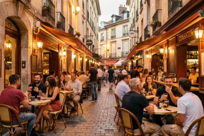 Vue d'ensemble des meilleurs bars en Haute-Garonne avec une ambiance de soirée animée dans les rues de Toulouse